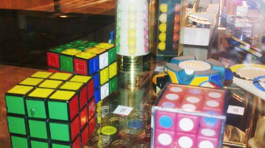 V maďarských vitrínách nemůže samozřejmě chybět ani známá Rubikova kostka
