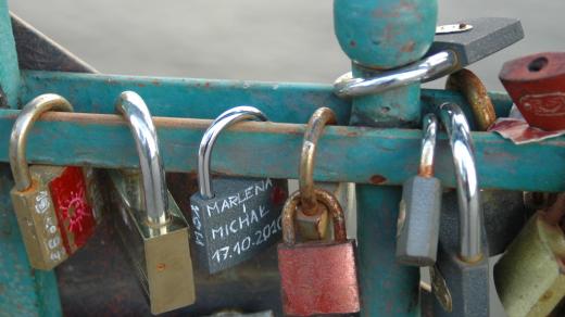 Visasí zámky se jmény manželů či partnerů na mostě v polském městě Vratislav