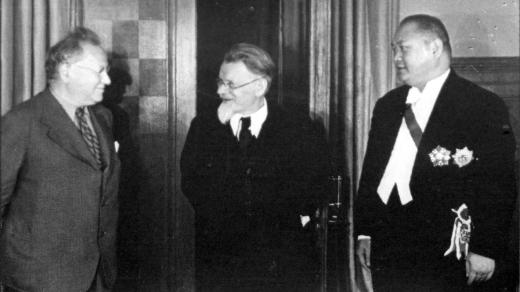 Maxim Litvinov (komisař zahraničních věcí SSSR), Michail Kalinin (prezident nejvyššího sovětu SSSR) a čínský velvyslanec, 1938