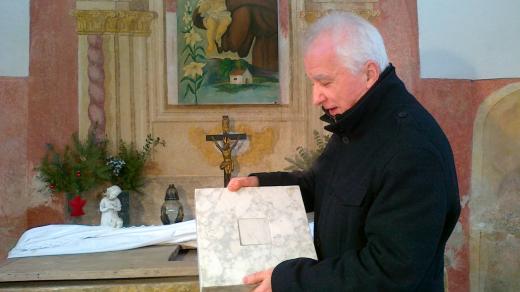 Historik Ladislav Vilímek ukazuje oltářní kámen, ve kterém je uložena část ostatků svatého Valentýna.