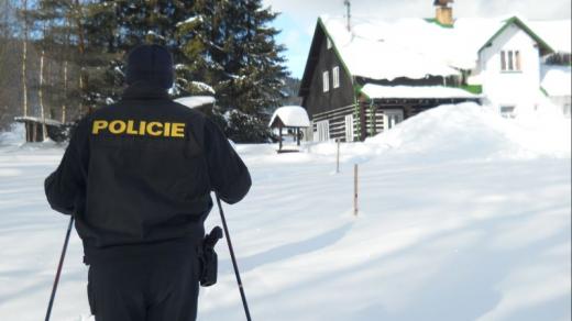 Policisté kontrolují opuštěné chaty v Orlických horách