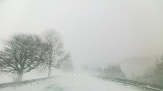Bílá tma dnes trápí řidiče na celé Vysočině. Silnice mezi Stonařovem a Dlouhou Brtnicí byla navíc zavátá sněhovými jazyky