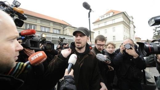 Výtvarník Roman Týc mluví s novináři před pankráckou věznicí 