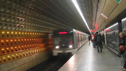 pražské metro, vlak vjíždí do stanice