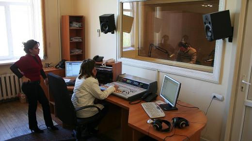 Rádio Jerevan vysílá zprávy