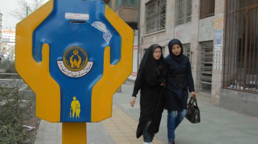 Statisíce Íránců drží nad vodou pomoc od nábožensko-sociálních organizací jako je Podpůrný fond imáma Chomejního.