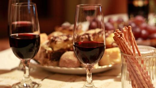 Na vinném festivale se bude degustovat víno, ale těšit se můžete i na nejrůznější pochutiny. (ilustrační foto)