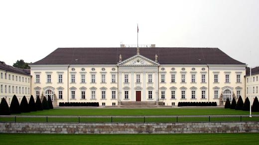 Klasicistní zámek byl postaven roku 1786 pro mladšího bratra Fridricha II.