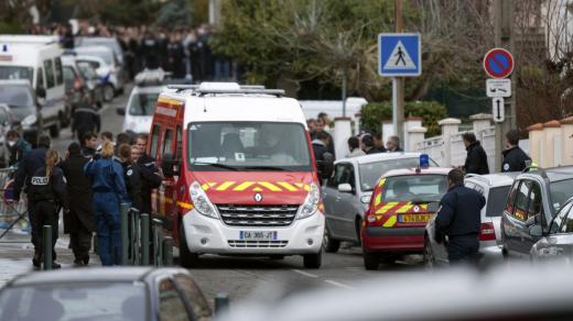 Francouzská policie na místě hrůzného zločinu