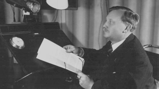 Oldřich Blažíček v rozhlasovém studiu (nedatováno)