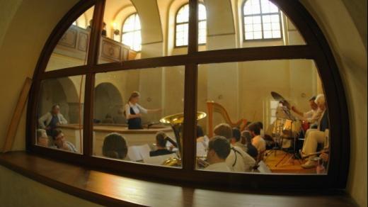 Ethno-symfonetický židovský orchestr Šarbilach při koncertu v synagoze v Březnici (dirigent: Kristina Štanclová)