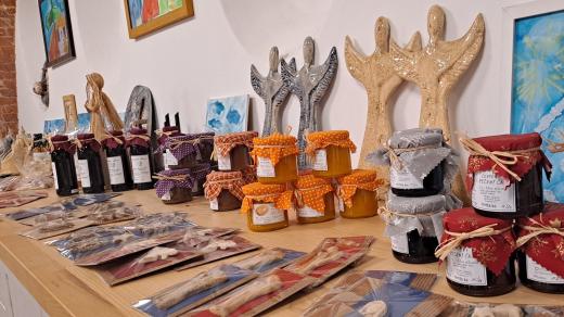 Dobrovolníci a klienti vyrábí v Chelčickém domově sv. Linharta různé zboží, které se pak prodává