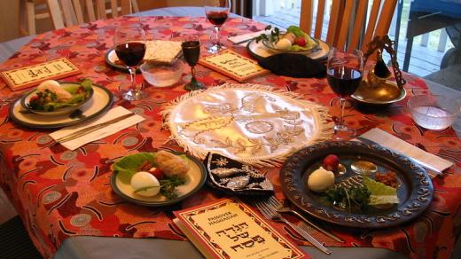 Stůl připravený na sederovou večeři