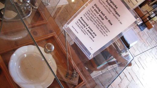 Ponorný zvon pro mouchy v polévce