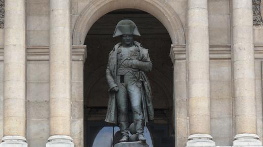 Napoleon Bonaparte zdobí pařížskou Invalidovnu