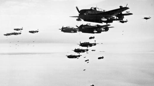 Bombardéry TBM a SB2C shazují bomby nad japonským Hokadate, červenec 1945