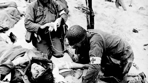 Ošetřování zraněného vojáka ve Francii, 1944