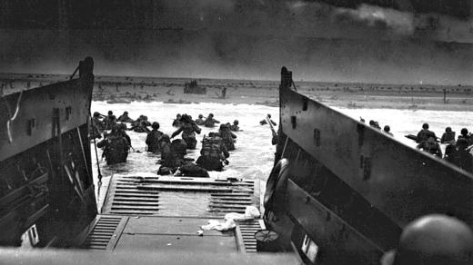 Vylodění v Normandii na slavném snímku Roberta F. Sargenta, 6. června 1944