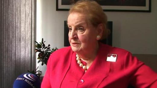 Madeleine Albrightová poskytuje exkluzivní rozhovor zpravodajovi Českého rozhlasu v USA Vítovi Pohankovi