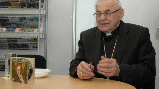 Kardinál Miloslav Vlk v den svých 80. narozenin podepisoval na veletrhu Svět knihy své 2 CD Ohlédnutí, vzpomínky a zamyšlení
