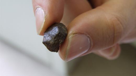 Benešovský meteorit 3 krátce po klasifikaci v rukou Jakuba Halody.
