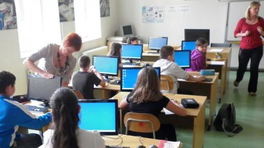 Při úvodním přihlášení a anketě mohli ještě učitelé pomáhat