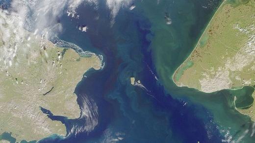 Satelitní snímky Beringova průlivu a Diomédových ostrovů (dva uprostřed)