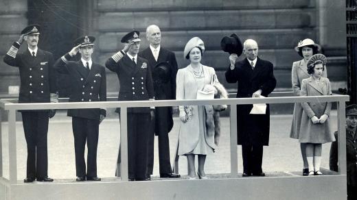 Petar II. Karadjodjević, Jiří VI., Haakon VII., Alžběta I., E. Beneš, Alžběta II. a princezna Margaret na oslavě dne Spojených národů v Londýně 18. června 1942 – v den útoku nacistů na skrýš výsadkářů v Praze