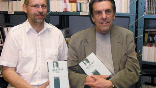 Petr Vaďura a Jan Sokol na autogramiádě knihy Zůstat na zemi