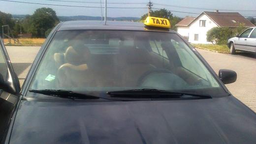 Senior taxi čeká na zákazníka