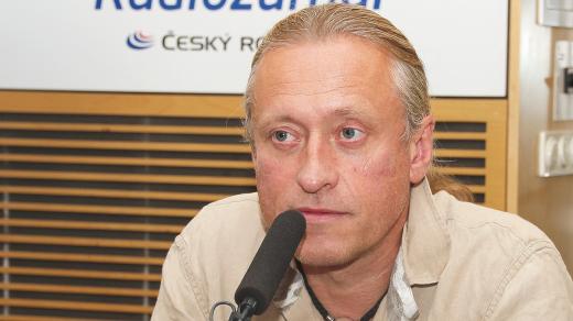 Kamil Střihavka přijal pozvání do studia Radiožurnálu