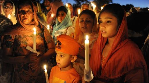 Sikhové v Palatine (USA) se modlí ze oběti útoku ve Wisconsinu