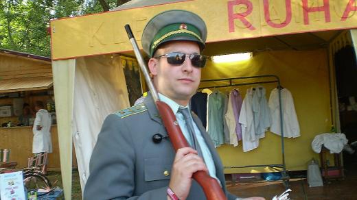 Celník chodí vždy se zbraní v ruce