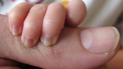 Prsty novorozence, ilustrační foto