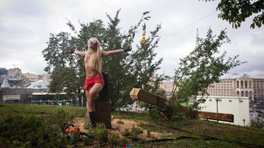 Aktivistka hnutí Femen u pokáceného kříže nad kyjevským náměstím Nezávislosti