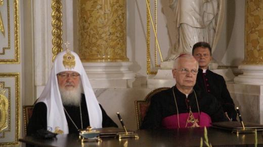 Podpis dokumentu, ve kterém ruský patriarcha Kirill a předsedající polské biskupské konference arcibiskup Józef Michalik vyzývají oba národy k usmíření a zlepšování vzájemných vztahů