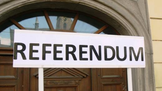 Všude víří kouzelné slůvko „referendum“, neboť hlas lidu je hlas boží