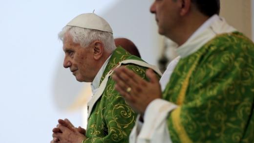 Papež Benedikt XVI. se modlí během návštěvy v Bejrútu, Libanon.