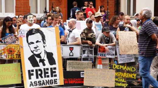 Už více jak sto dní žije Julian Assange na ekvárorské ambasádě v Londýně. Na smínku dav jeho stoupenců
