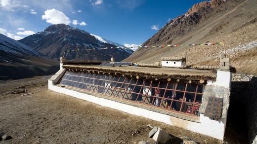 Sluneční škola Jana Tilingera v malé vesnici Kargyak v severní části indické Himaláje