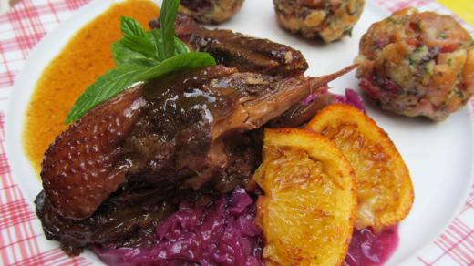 Kachní prsa na medu s červeným zelím a špekovými knedlíky