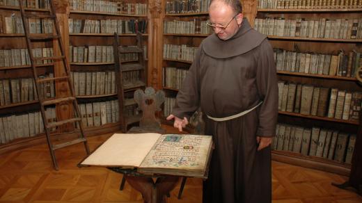 Otec Antonín Klaret Dąbrowski v knihovně ve františkánském klášteře při kostele Panny Marie Sněžné v Praze