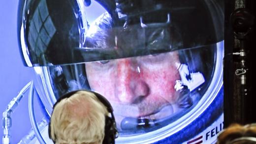 Felix Baumgartner před seskokem obrazovce v centru Mission Control 