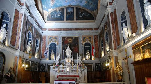 Interiér kaple odráží podle místních styl a elegenci Monaka