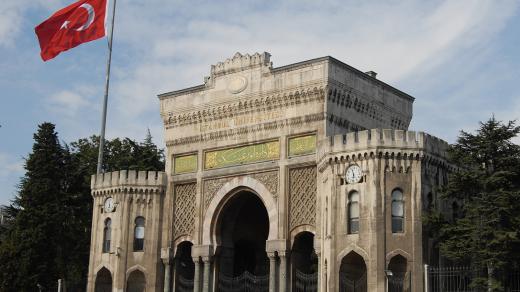 Pompézní brána někdejšího osmanského ministerstva války je dnes symbolem Istanbulské univerzity