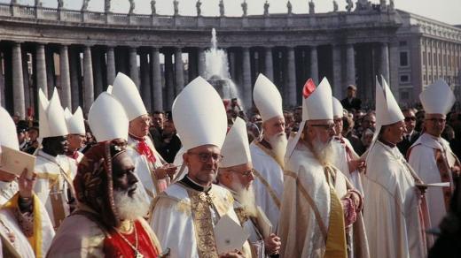 Koncilní otcové v den zahájení koncilu před bazilikou sv. Petra