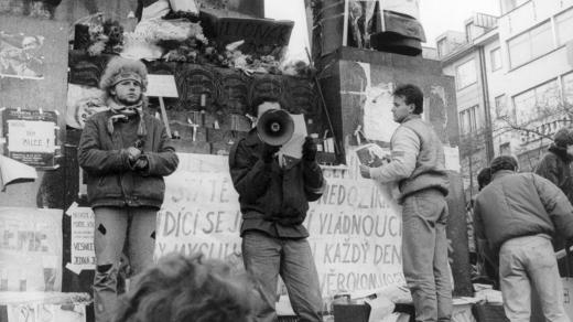Studenti před sochou sv. Václava v listopadu 1989