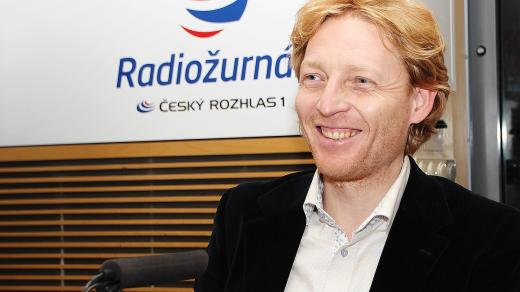 Podnikatel a autor myšlenky pozitivní evoluce Karel Janeček přijal pozvání Veroniky Sedláčkové do studia Radiožurnálu