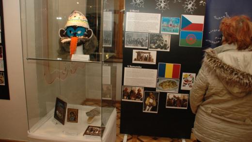 Předměty z Rumunska, nahoře je vidět maska Cikána pro vánoční hru s kozou