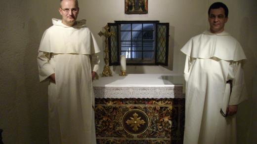 Provinciál Benedikt Mohelník (vpravo) s otcem Mikulášem Buzickým v cele sv. Dominika v našem klášteře u sv. Sabiny v Římě